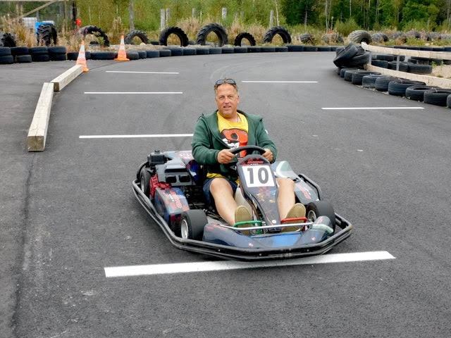 Thomas i gokart på udendørsbanen